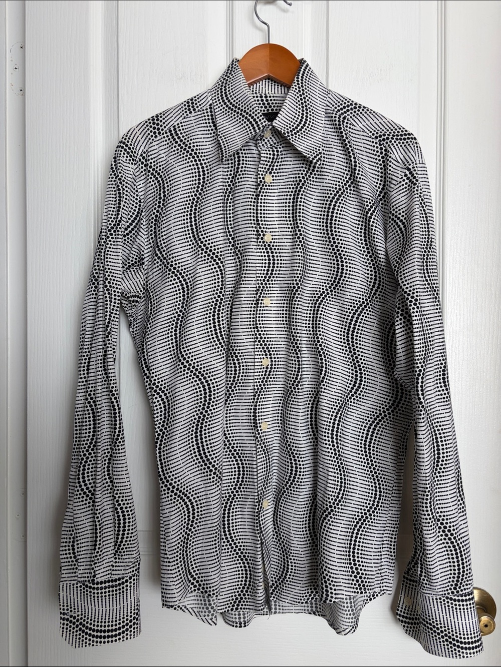 AVVA - Men's Black & White Wave Pattern Button-Up Dress Shirt